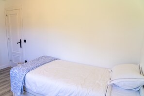 3 bedrooms, iron/ironing board, free WiFi, bed sheets - Beautiful Rural House in Nava (Nava)