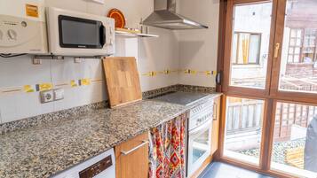 Een koelkast, een magnetron, een oven, een koffiezetapparaat/waterkoker