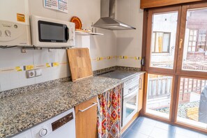 Fridge, microwave, oven, coffee/tea maker - Spacious Apartment in the Heart of Llanes (Llanes)