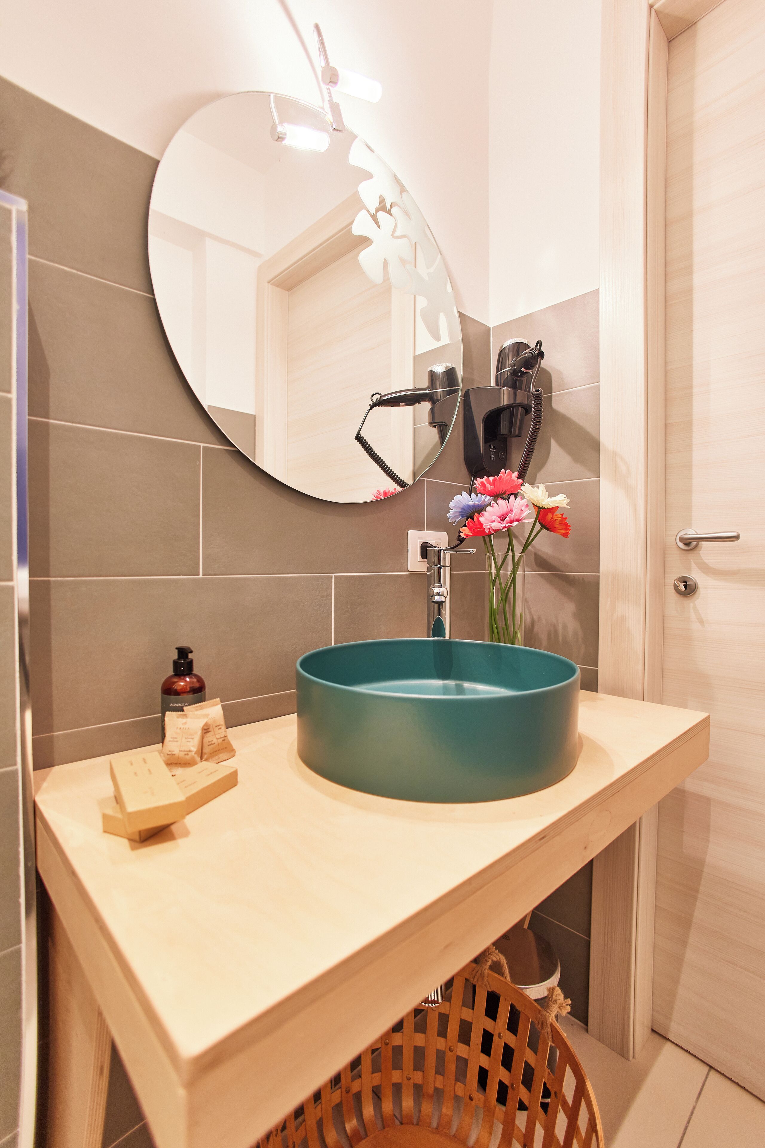 Habitación cuádruple estándar | Baño | Ducha, secador de pelo, bidé y toallas