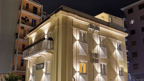 A hotel with multiple balconies, air conditioning units, and outdoor seating. - Villa Vera (Salerno)