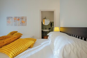 Habitación triple estándar | Caja de seguridad en la habitación y escritorio 