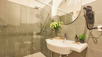 Standard Triple Room | Bathroom | Shower, hair dryer, towels, soap