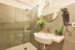 Standard Triple Room | Bathroom | Shower, hair dryer, towels, soap - Villa Vera (Salerno)