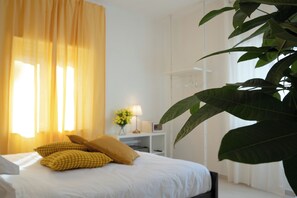 Standard-Dreibettzimmer | Zimmersafe, Schreibtisch, laptopgeeigneter Arbeitsplatz