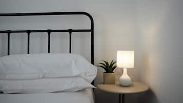 Habitación doble estándar | Caja de seguridad en la habitación y escritorio