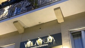 A building with a sign reading "VILLA YERA HOUSE & GARDEN". - Villa Vera (Salerno)
