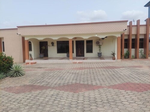 Charming 1-bedroom house in marvelous Accra with WiFi, AC. Pet friendly 