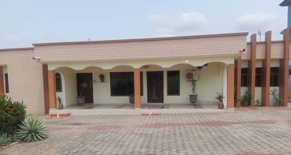 Charming 1-bedroom house in marvelous Accra with WiFi, AC. Pet friendly
