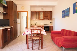 Comfort Apartment, 2 Bedrooms, Patio | Private kitchen