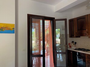 Lägenhet Comfort - 2 sovrum - uteplats - trädgård | Eget kök | Kylskåp, ugn, spishäll och grytor/köksredskap