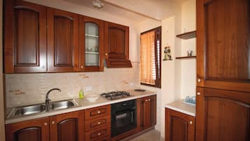 Apartemen Keluarga, 2 kamar tidur, pemandangan kebun, menara | Dapur pribadi | Lemari es, oven, kompor, dan peralatan masak/sendok-piring