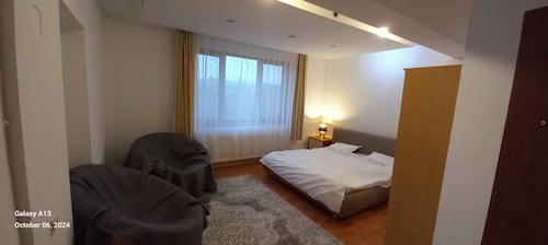 Villaweb, 3 rooms Ap. 5min drive to city &Airport