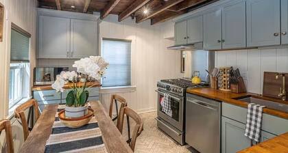 The Hideaway Cottage - Entire Home in Fox Point!