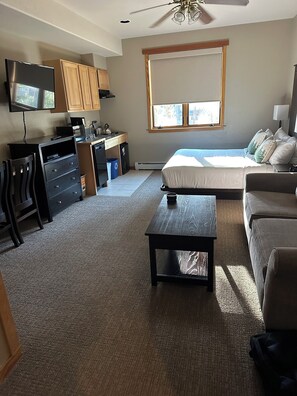 3 bedrooms, in-room safe, desk, iron/ironing board