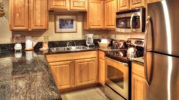 Kjøleskap, mikrobølgeovn, ovn og kokeplater