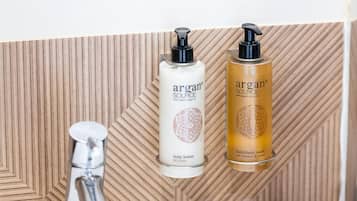 Ducha, artículos de tocador ecológicos, secador de pelo, toallas