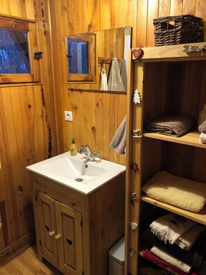 Douche, sèche-cheveux, serviettes fournies, papier toilette