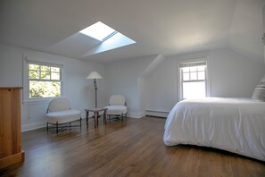5 bedrooms, desk, iron/ironing board, travel cot