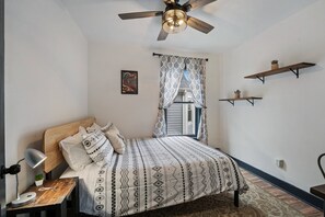 6 bedrooms, iron/ironing board, WiFi, bed sheets
