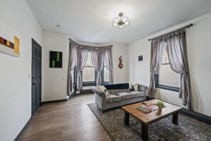 Smart TV - Charming 6-bedroom house - close to all in Providence (Providence)