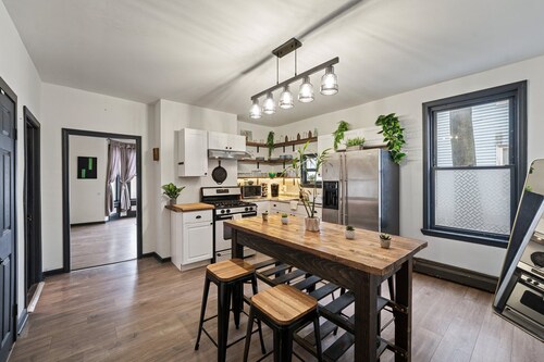 Charming 6-bedroom house - close to all in Providence