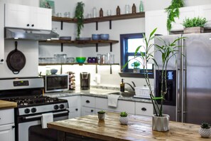 Microwave, oven, stovetop - Charming 6-bedroom house - close to all in Providence (Providence)