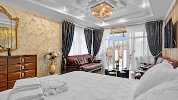 5 bedrooms, desk, iron/ironing board, WiFi