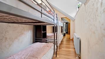 5 bedrooms, desk, iron/ironing board, WiFi
