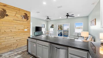 Kaffe- och tebryggare och barnstol