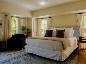 Premium bedding, down duvets, iron/ironing board, free WiFi - The Willows Palm Springs  (Palm Springs)