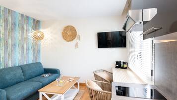 Deluxe studio, en-suite badkamer (Bord De Plage) | Een kluis op de kamer, individueel gedecoreerd, individueel gemeubileerd