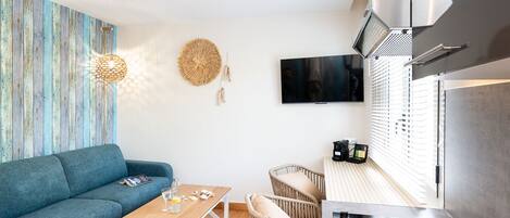 Studio Deluxe - eget badrum (Bord De Plage) | Värdeförvaringsskåp på rummet, individuell inredning och unika möbler