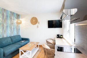 Deluxe Studio, Ensuite (Bord De Plage) | In-room safe, individually decorated, individually furnished, desk