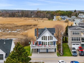 Un quartier résidentiel avec des maisons, un champ verdoyant et un ciel dégagé.