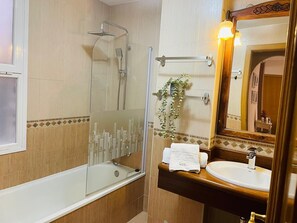 Secador de cabelo, toalhas de banho
