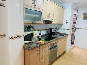 Geladeira, micro-ondas, fogão, cooktop