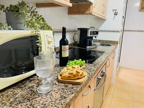 Geladeira, micro-ondas, fogão, cooktop