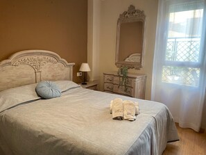 1 quarto, Wi-Fi de cortesia, roupa de cama