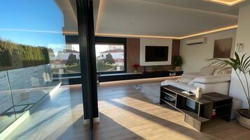 Een smart-tv en boeken