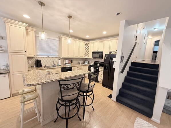 Microondas, horno, parrilla de estufa y lavavajillas