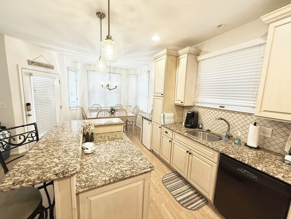 Micro-ondes, four, plaque de cuisson, lave-vaisselle