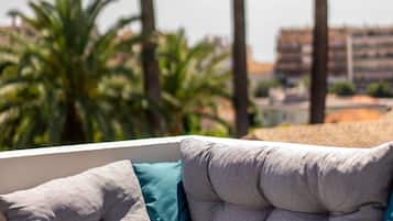 Romantic Apartment, Ensuite, Mountain View (En Bord de Plage) | Terrace/patio