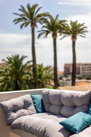 Romantisk lägenhet - eget badrum - utsikt mot bergen (En Bord de Plage) | Terrass/Patio