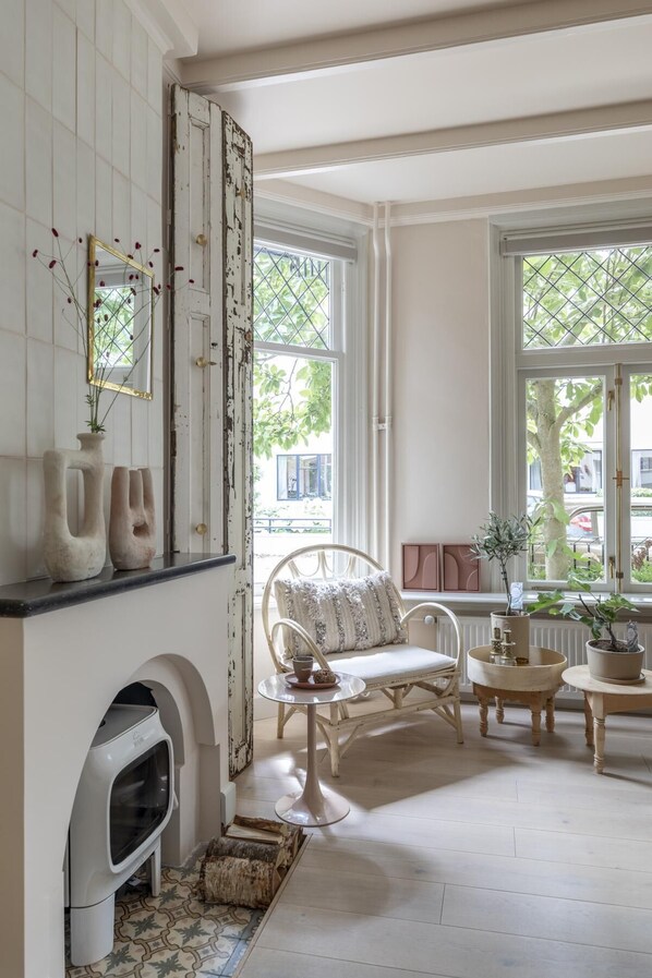 Living area - Magnolia Tree - One Bedroom Apartment, Sleeps 2 (Bergen)