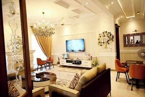 智能电视、壁炉、电子游戏、书