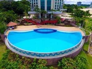Hồ bơi ngoài trời