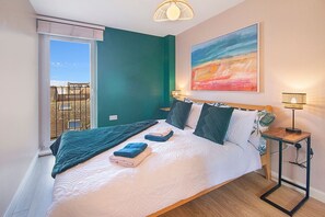 2 habitaciones, escritorio y tabla de planchar con plancha