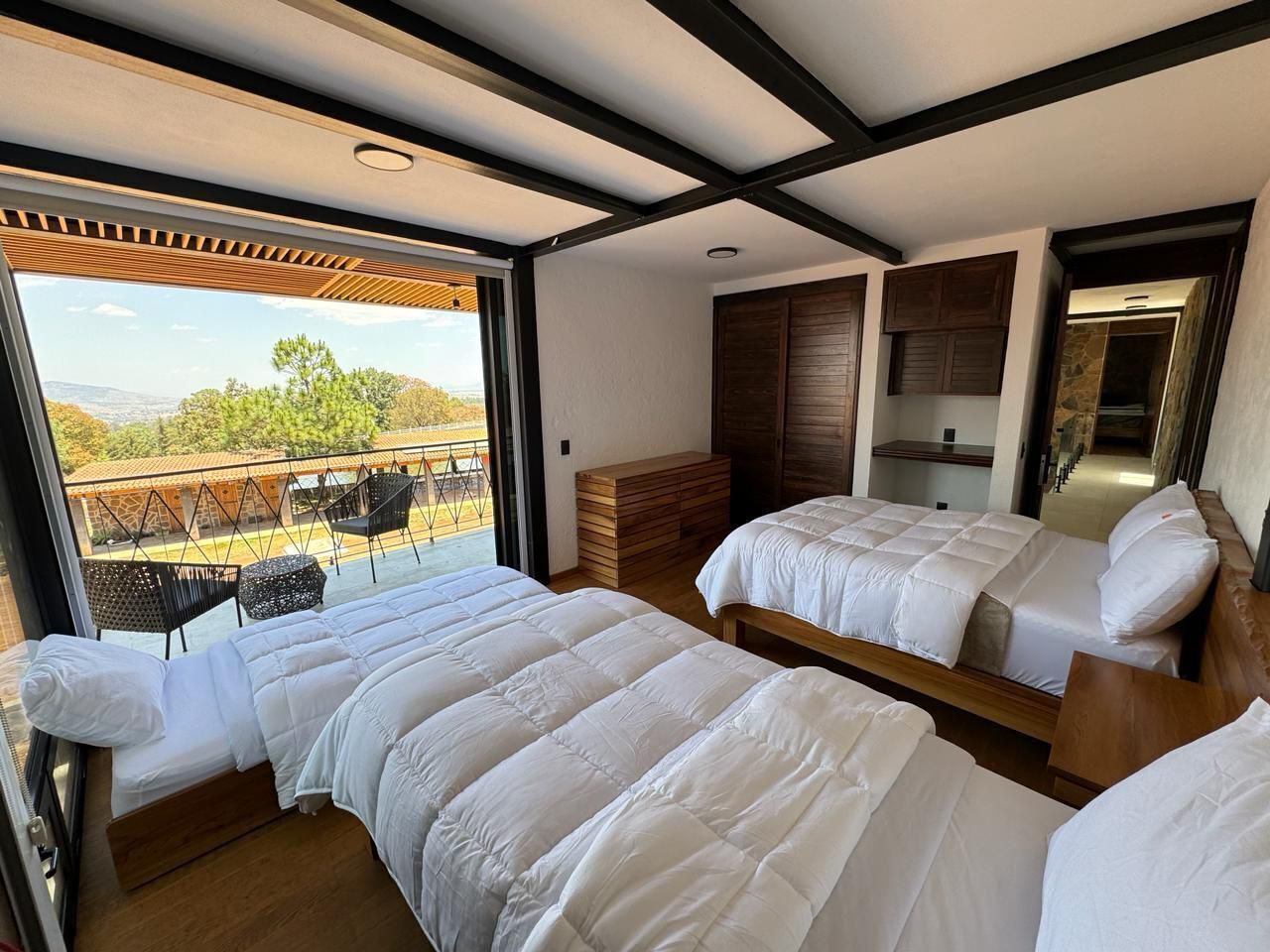 6 soverom, skrivebord, strykejern/-brett og wi-fi (inkludert)