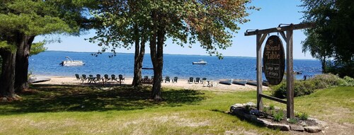 Birch Cottage-Private Beach-Pets Welcome - Round Table Lodge, Sebago, Maine